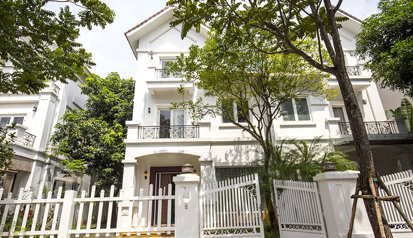 Fully equipped house to rent close to the BIS in Vinhomes Riverside