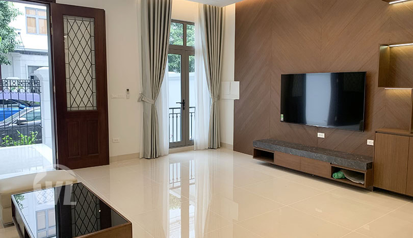 Affordable Vinhomes Riverside villa for rent