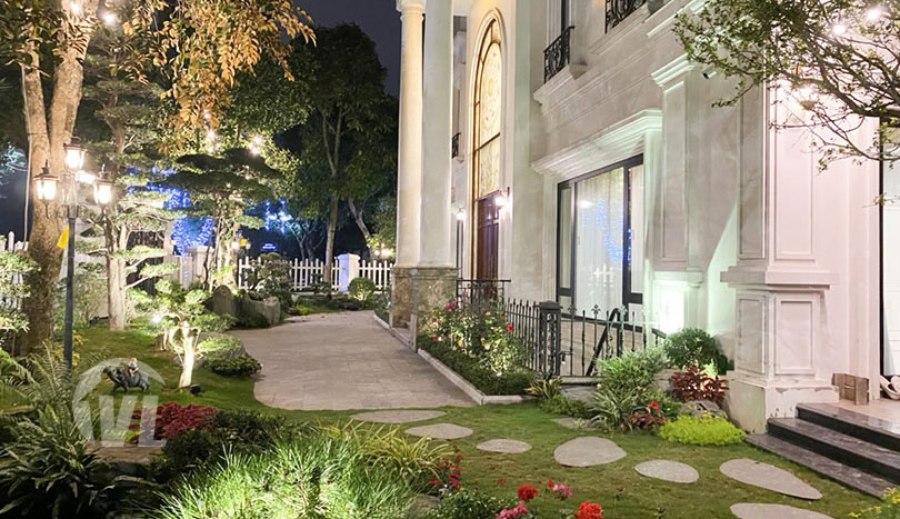 Free standing villa to rent in Vinhomes Riverside next to BIS