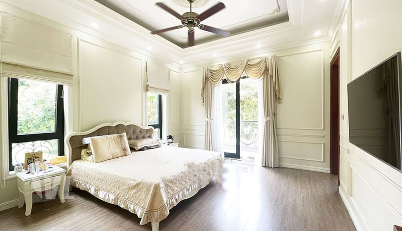 Free standing villa to rent in Vinhomes Riverside next to BIS