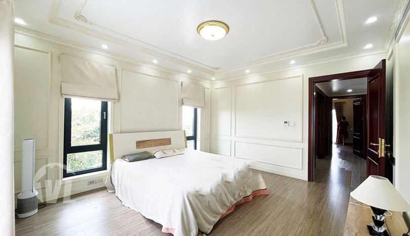 Free standing villa to rent in Vinhomes Riverside next to BIS