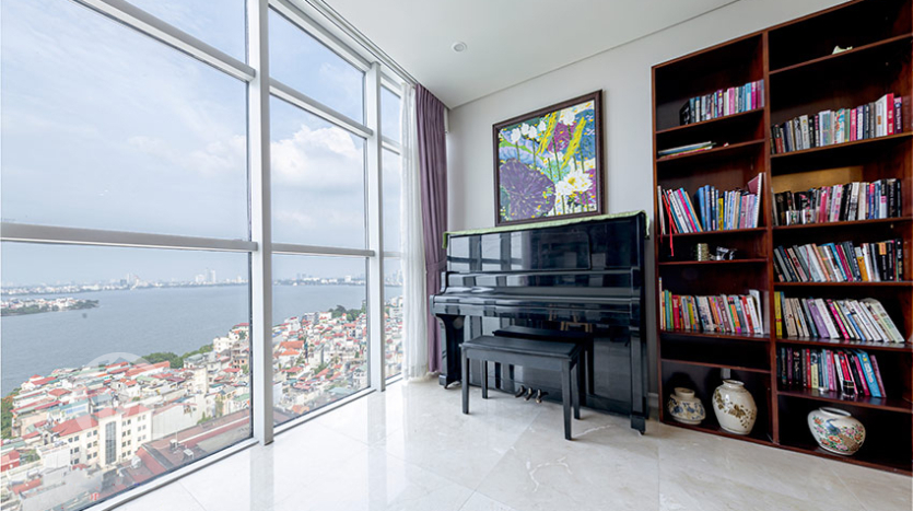 Large 3 bedroom flat to rent in Watermark Tay Ho