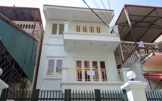 Partly furnished house with yard to lease in Tay Ho district