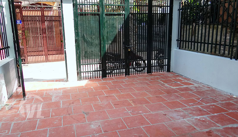 Partly furnished house with yard to lease in Tay Ho district