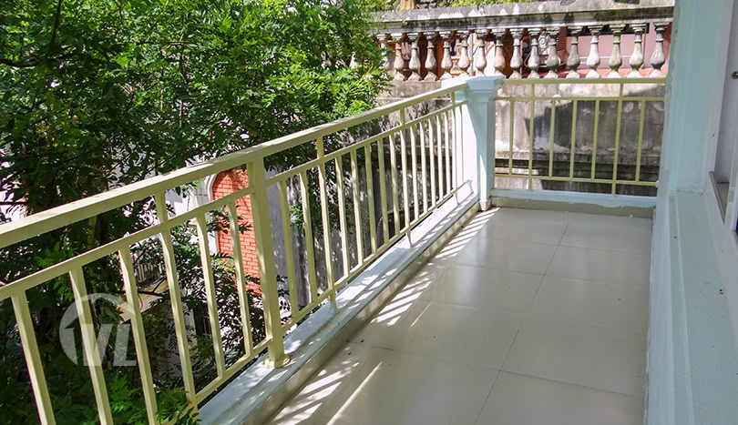 Partly furnished house with yard to lease in Tay Ho district