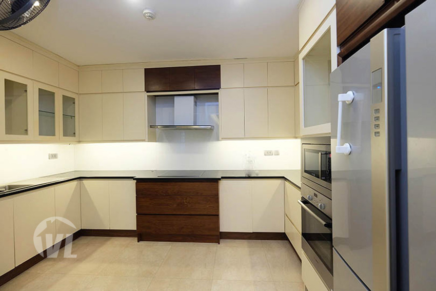 333 Spacious 4 bedroom apartment to rent in L2 tower Ciputra