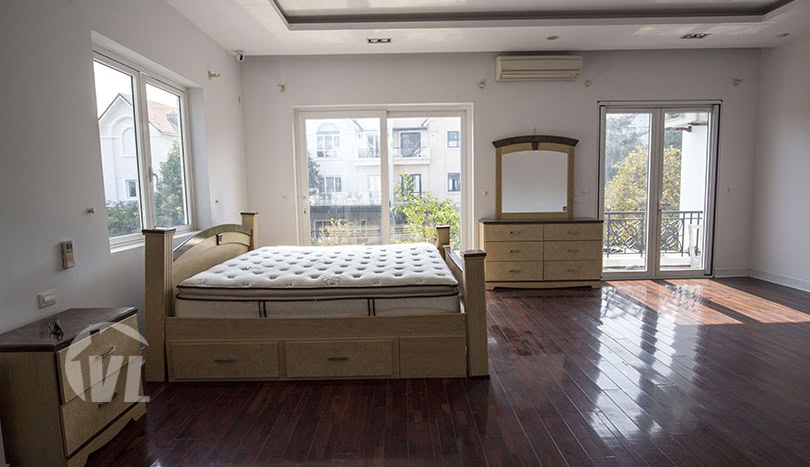 Modern and airy 3 bed villa to rent in Vinhomes Riverside