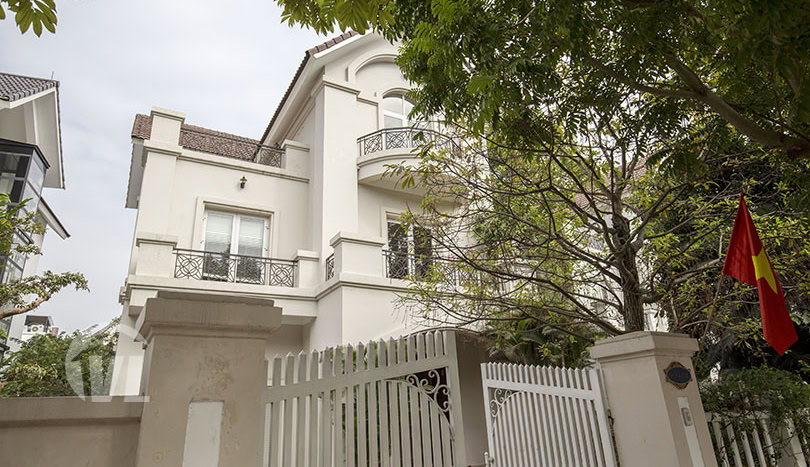 Separated villa to rent in Vinhomes Riverside close to Symphony mall