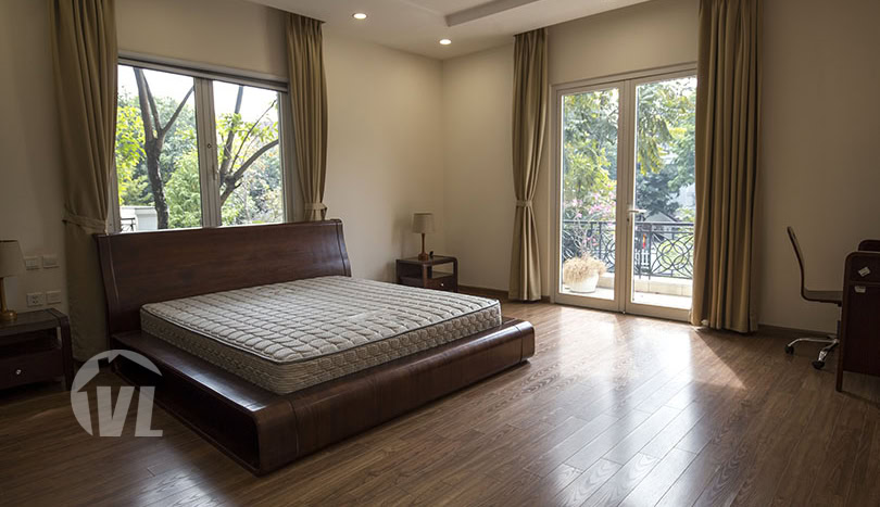 Separated villa to rent in Vinhomes Riverside close to Symphony mall