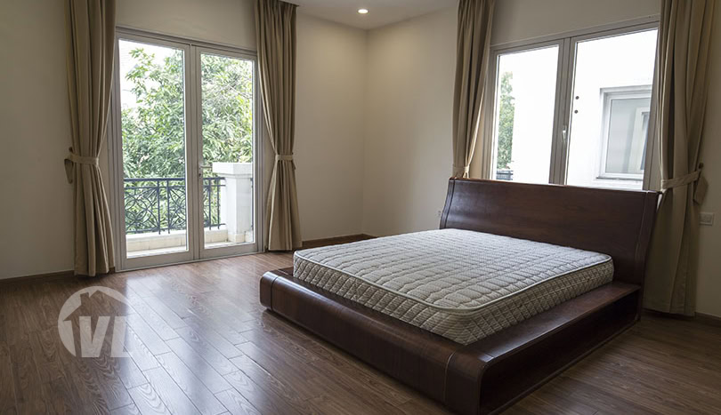 Separated villa to rent in Vinhomes Riverside close to Symphony mall
