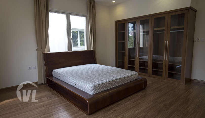 Separated villa to rent in Vinhomes Riverside close to Symphony mall