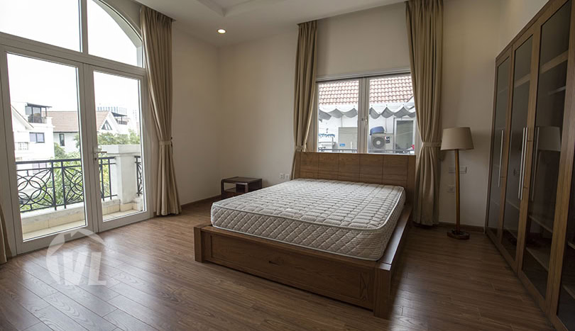 Separated villa to rent in Vinhomes Riverside close to Symphony mall