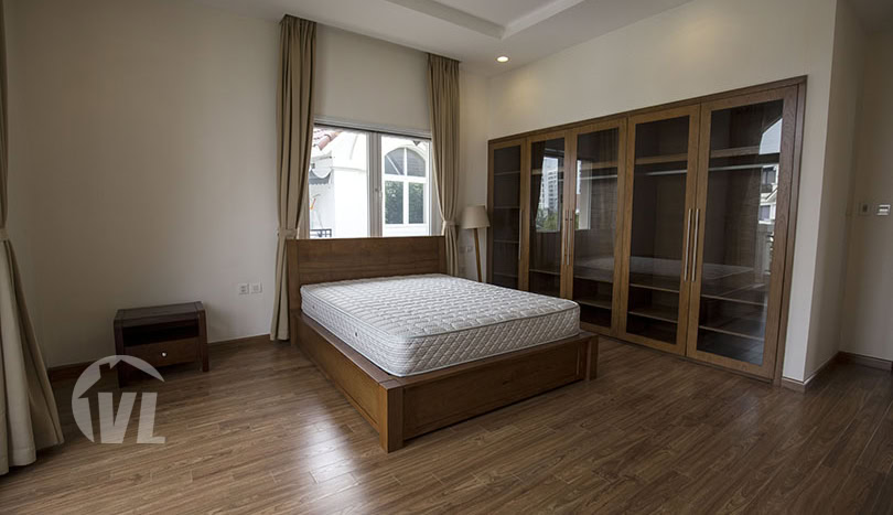 Separated villa to rent in Vinhomes Riverside close to Symphony mall