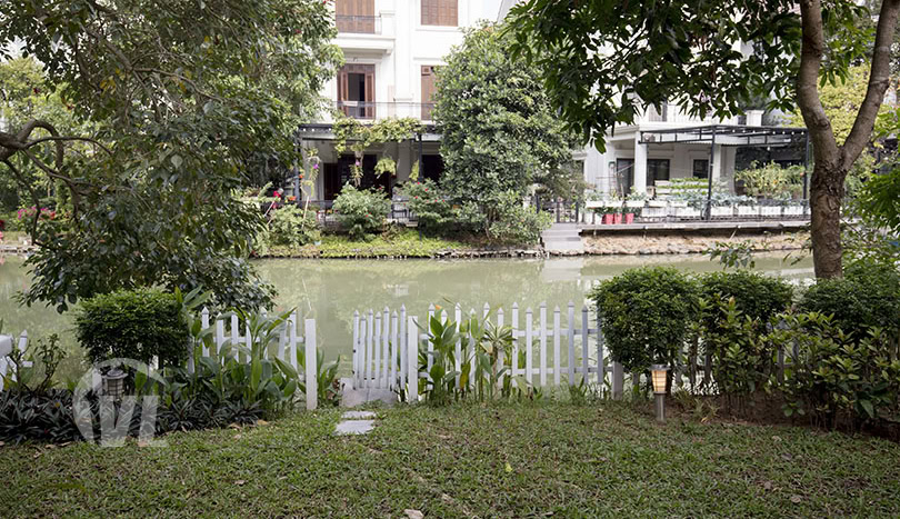 Separated villa to rent in Vinhomes Riverside close to Symphony mall