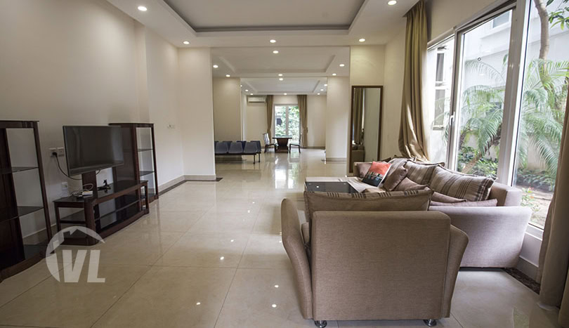 Separated villa to rent in Vinhomes Riverside close to Symphony mall