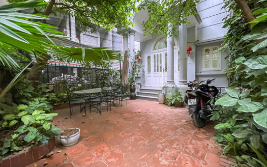 Partly furnished house with small garden in Tay Ho district