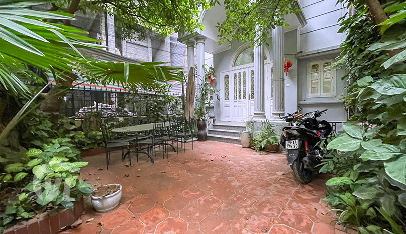 Partly furnished house with small garden in Tay Ho district