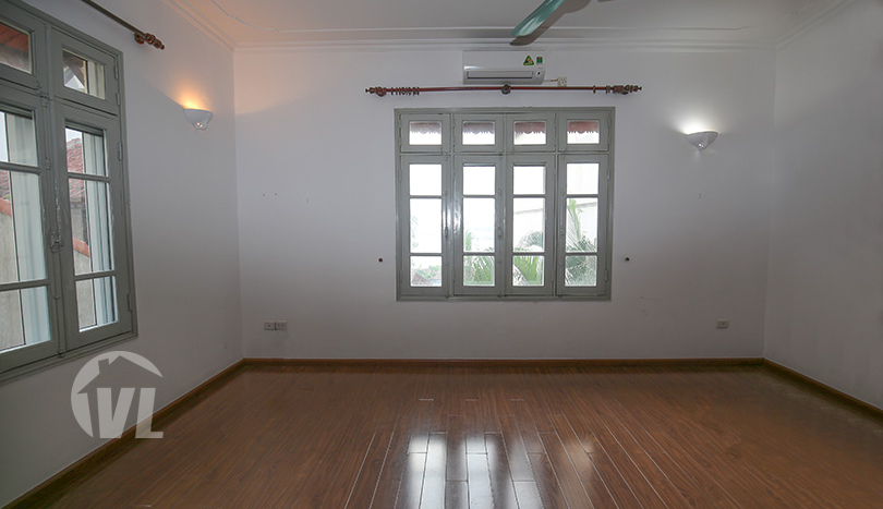 Unfurnished 5 bedrooms house with garden in Tay Ho district