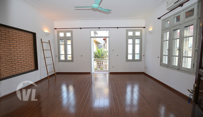 Unfurnished 5 bedrooms house with garden in Tay Ho district