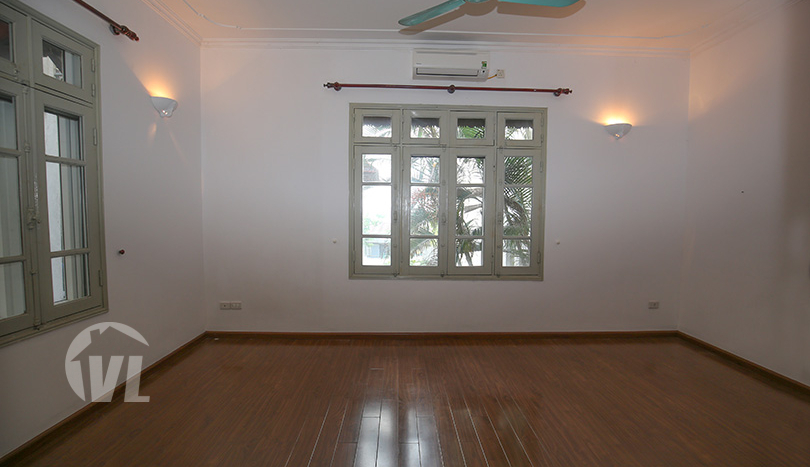 Unfurnished 5 bedrooms house with garden in Tay Ho district