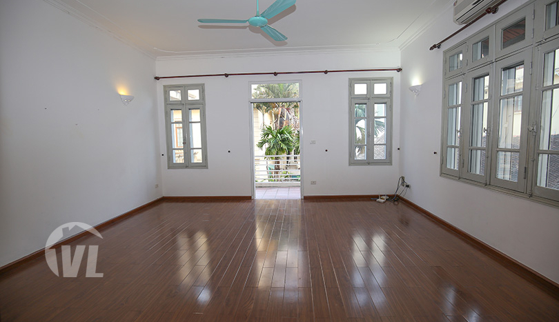 Unfurnished 5 bedrooms house with garden in Tay Ho district