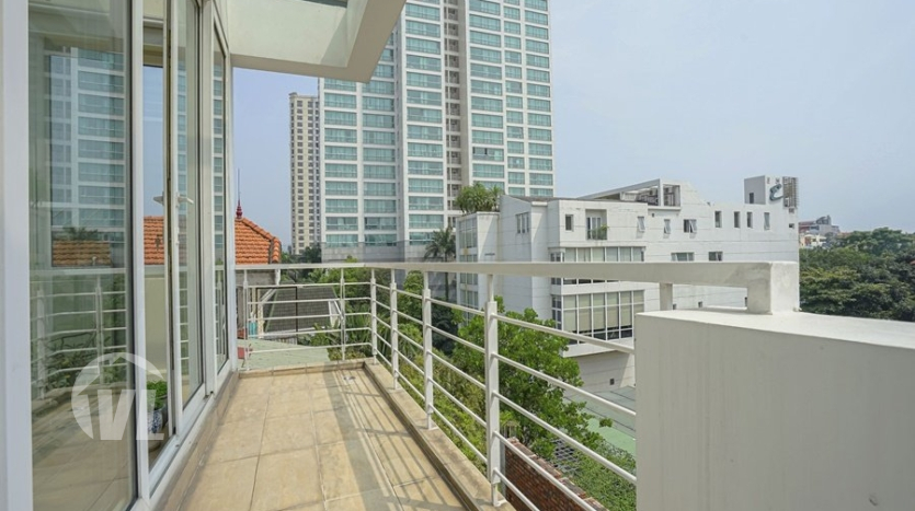 4 bedroom house with car access in Tay Ho district