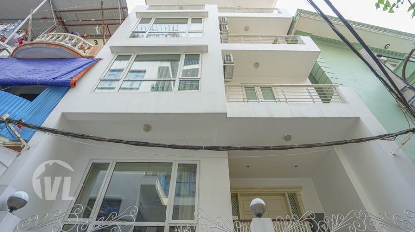 4 bedroom house with car access in Tay Ho district