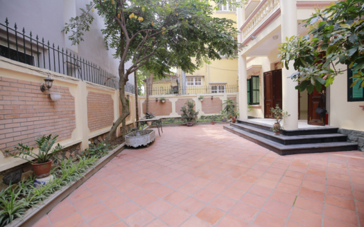 Large 4 beds 4 baths garden villa to rent in Tay Ho district