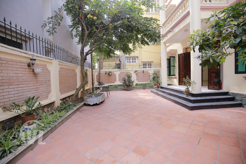 222 Large 4 beds 4 baths garden villa to rent in Tay Ho district