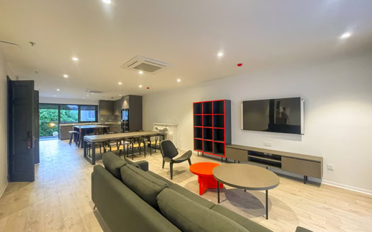 220 sq m first class 3 bedrooms apartment to lease in Tay Ho area