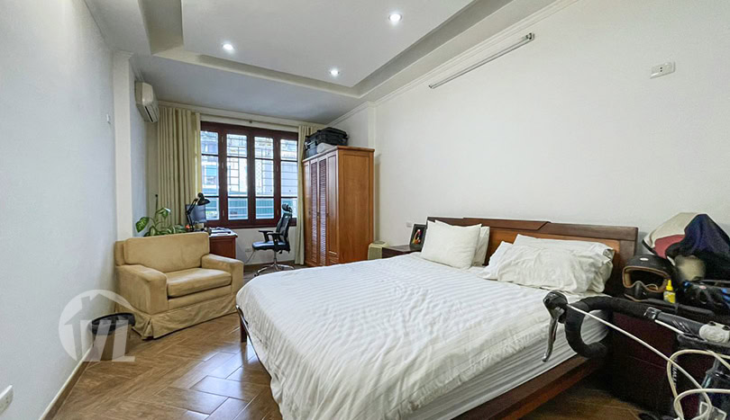 Furnished 3 bedrooms apartment for rent in Truc Bach area