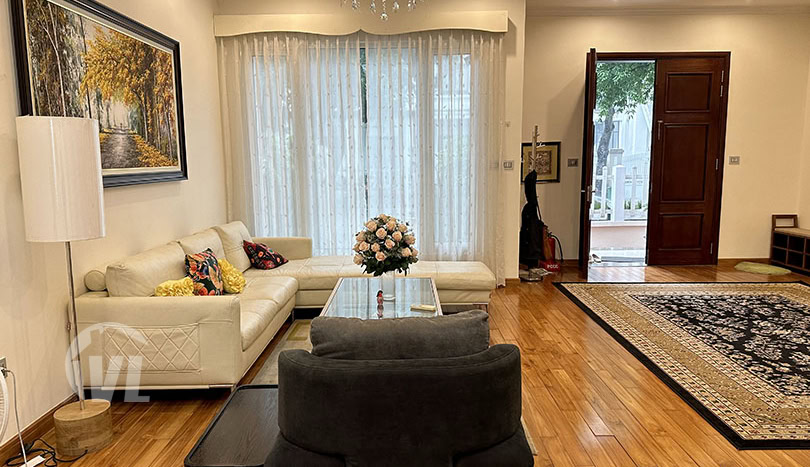 Cozy furnished house to rent close to BIS in Vinhomes Riverside