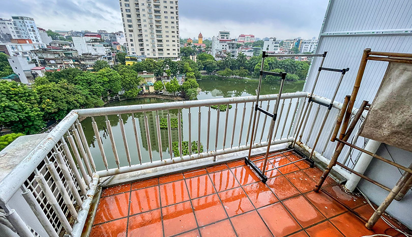Lake view 3 bedroom serviced apartment to rent in Truc Bach