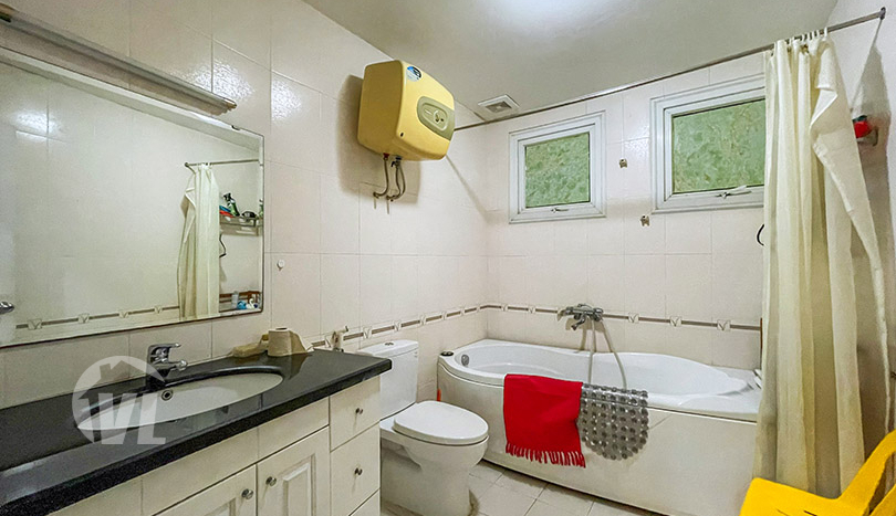 Lake view 3 bedroom serviced apartment to rent in Truc Bach