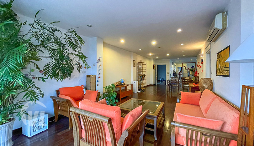 Lake view 3 bedroom serviced apartment to rent in Truc Bach