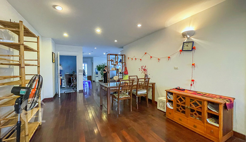 Lake view 3 bedroom serviced apartment to rent in Truc Bach
