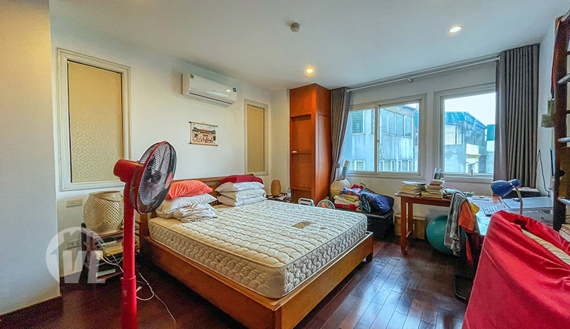 Lake view 3 bedroom serviced apartment to rent in Truc Bach