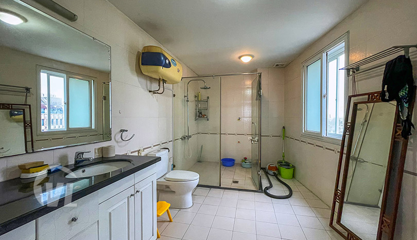 Lake view 3 bedroom serviced apartment to rent in Truc Bach