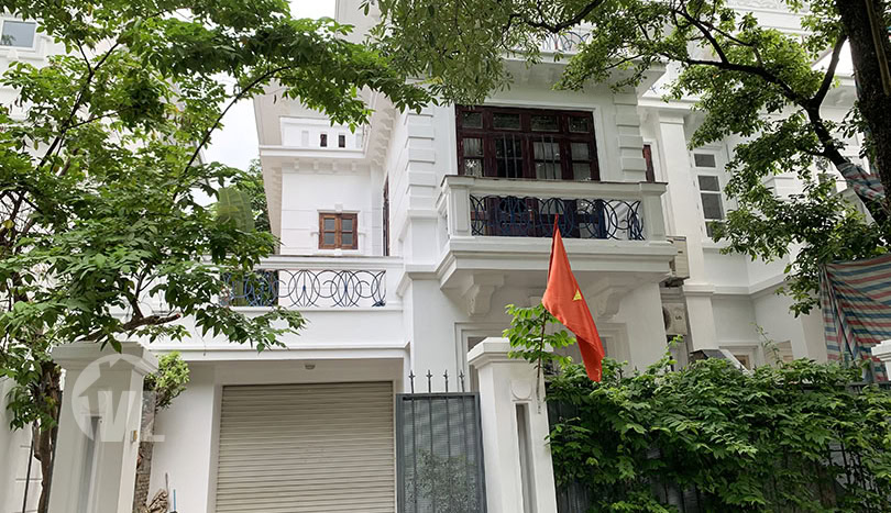Affordable 5 bed house to rent with yard in Ciputra