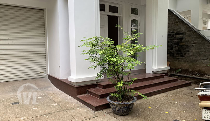 Affordable 5 bed house to rent with yard in Ciputra