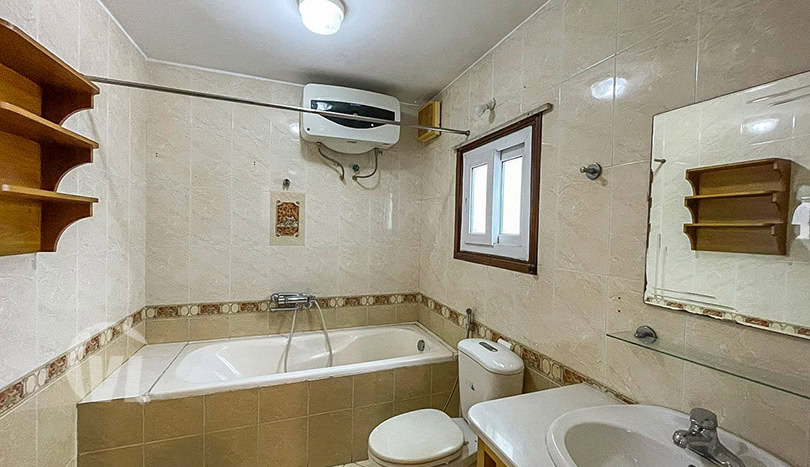 Splendid 5 bedroom house with yard to lease in Tay Ho