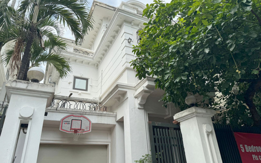 5 bedroom villa in Ciputra to rent block D