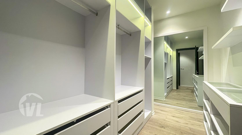 260 sq m first class 3 bedrooms apartment to lease in Tay Ho