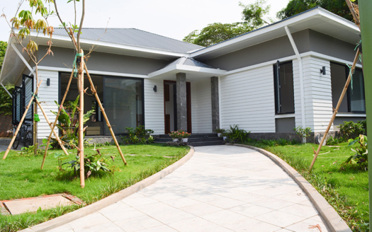 Large garden and modern house to rent in Tay Ho district