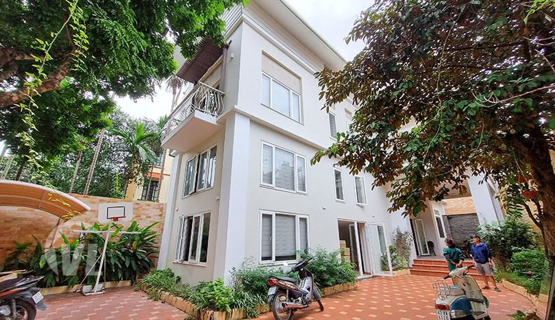 Modern villa with garden to rent close to LFAY in Long Bien