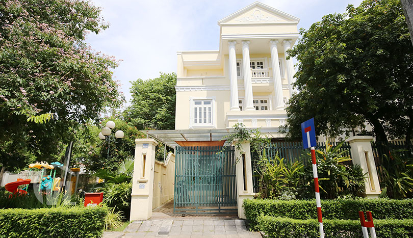 Ciputra block C7 villa 5 bedroom to rent