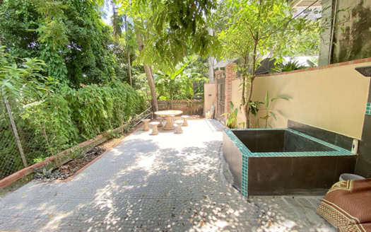 2 bedroom house with garden for rent in Long Bien