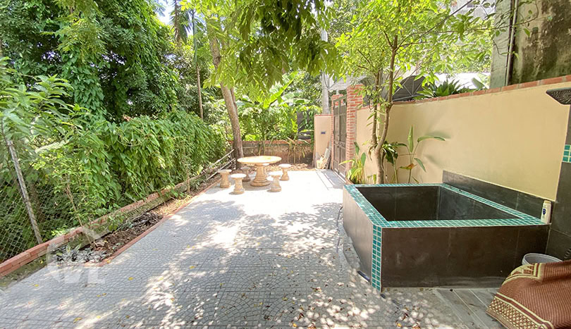 2 bedroom house with garden for rent in Long Bien