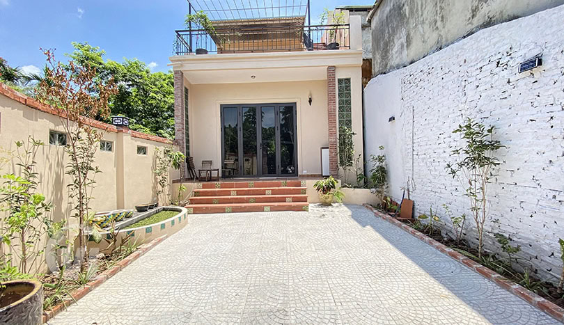 2 bedroom house with garden for rent in Long Bien