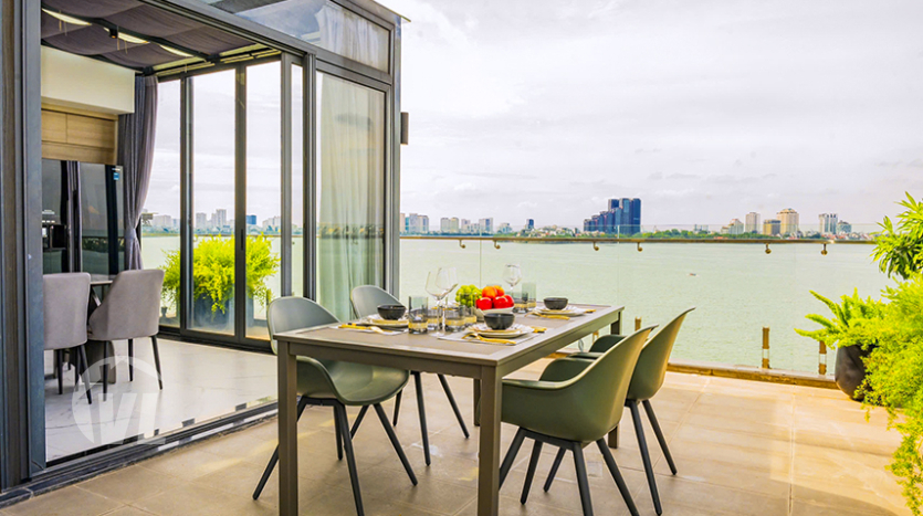 2 bed apartment with terrace facing Tay Ho lake